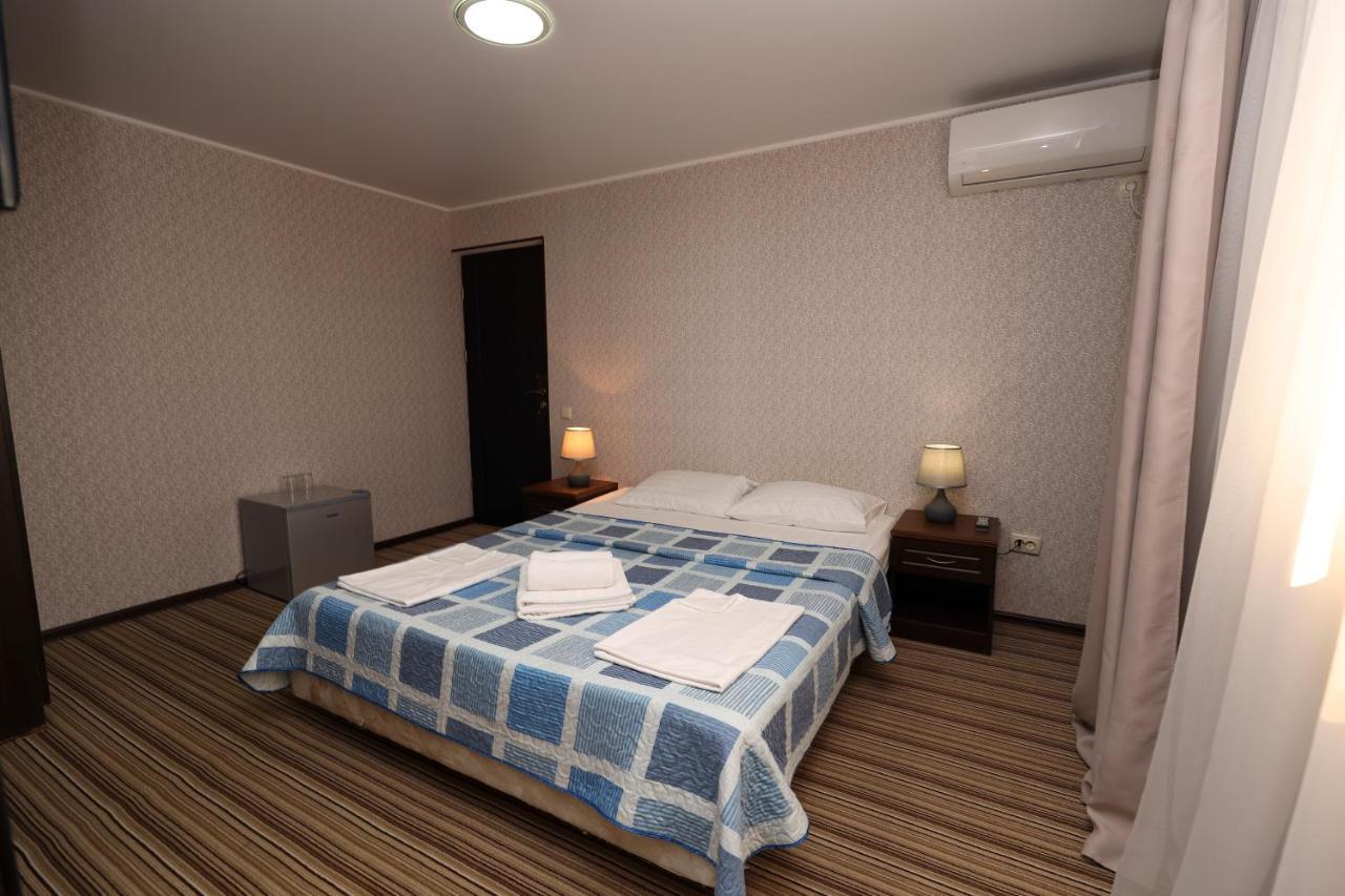 סוקהום Hotel Capri מראה חיצוני תמונה