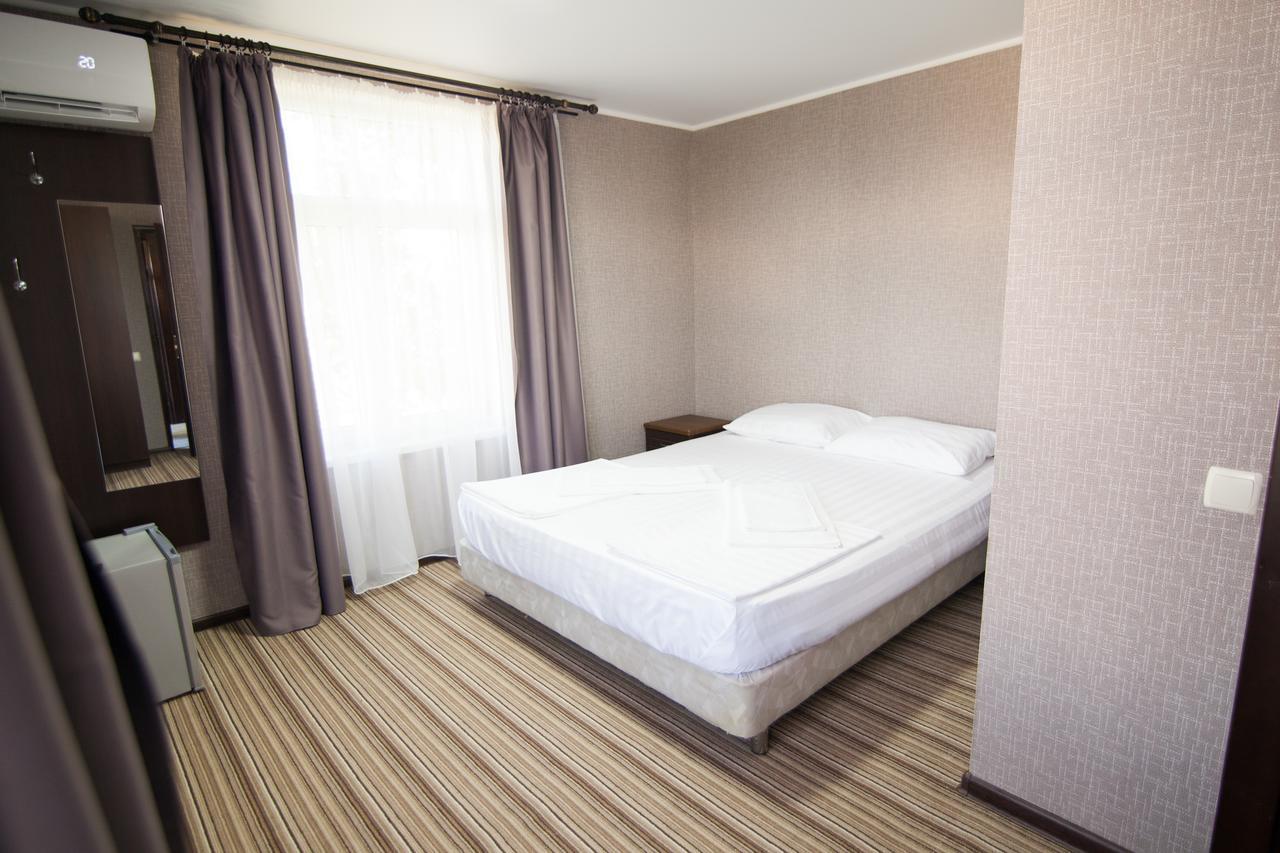 סוקהום Hotel Capri מראה חיצוני תמונה